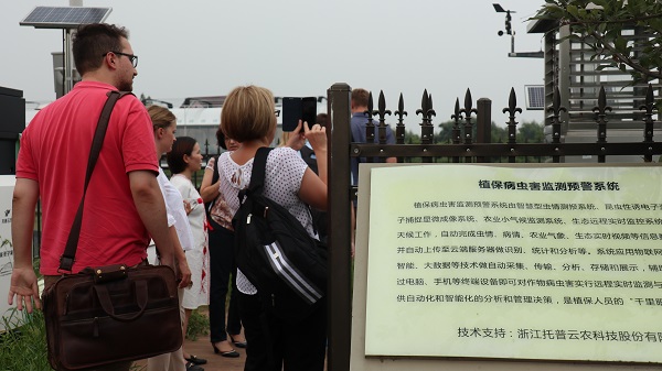 研修班一行來到由茄子视频污免费观看與蕭山農科所聯合搭建的現代農業產業園進行考察 研修班一行來到由茄子视频污免费观看與蕭山農科所聯合搭建的現代農業產業園進行考察