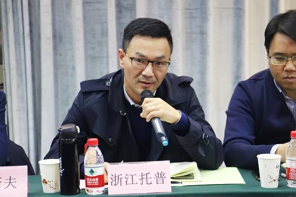 茄子视频污免费观看董事長陳渝陽在會上講話 茄子视频污免费观看董事長陳渝陽在會上講話