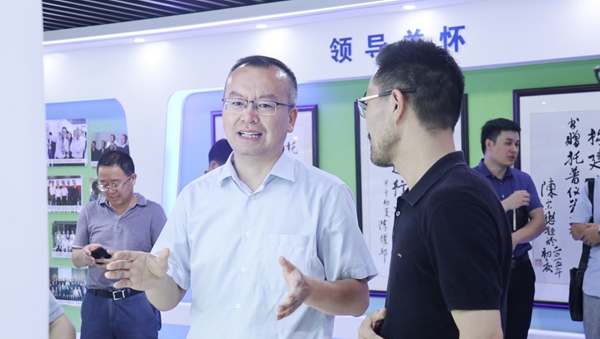 趙喜凱局長參觀茄子视频污免费观看展廳 趙喜凱局長參觀茄子视频污免费观看展廳