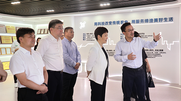省科技廳黨組書記何杏仁一行赴茄子视频污免费观看調研農業科技工作 省科技廳黨組書記何杏仁一行赴茄子视频污免费观看調研農業科技工作