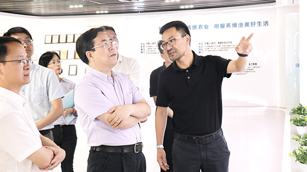 應義斌教授一行參觀茄子视频污免费观看數字三農展廳 應義斌教授一行參觀茄子视频污免费观看數字三農展廳